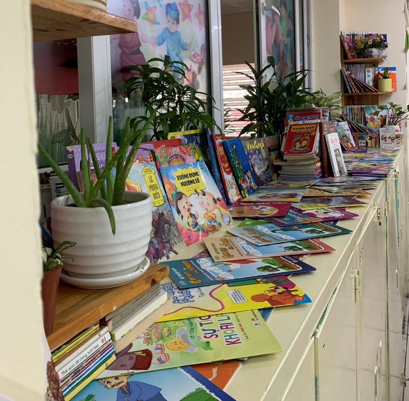 Ảnh có chứa văn bản, trong nhà, cây, đầy màu sắc
Mô tả được tạo tự động