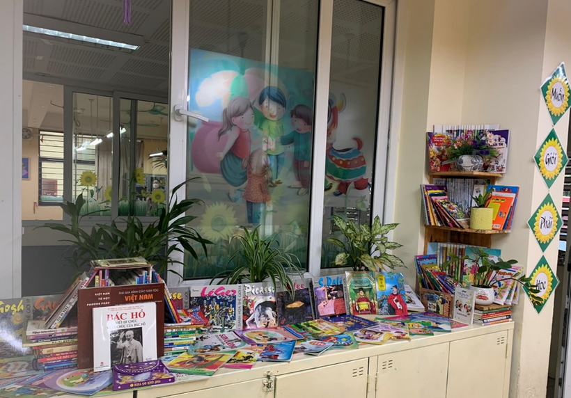 Ảnh có chứa trong nhà, được trang trí, lộn xộn
Mô tả được tạo tự động