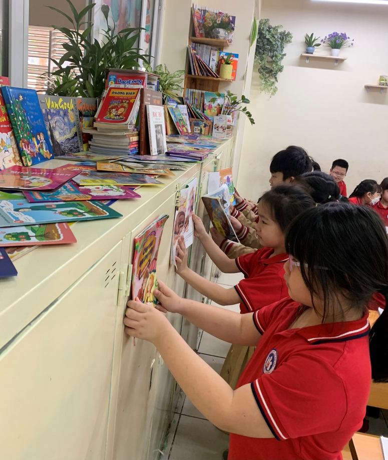 Ảnh có chứa người, trong nhà, trẻ em, trẻ
Mô tả được tạo tự động