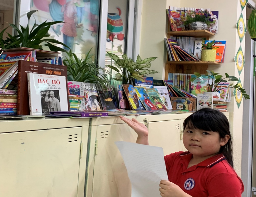 Ảnh có chứa văn bản, người, cậu bé, trẻ
Mô tả được tạo tự động