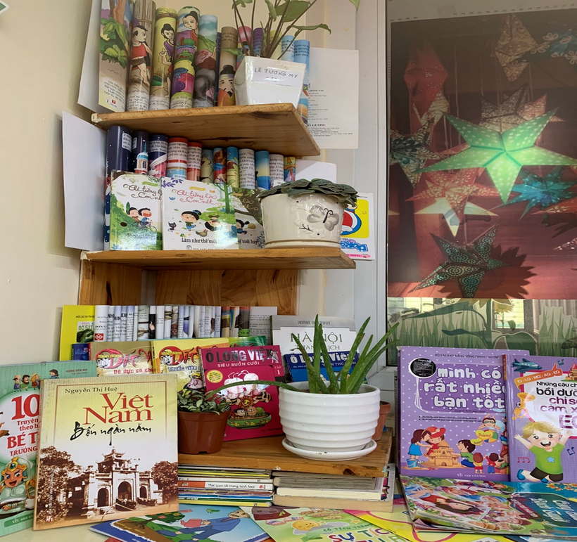 Ảnh có chứa văn bản, trong nhà, được trang trí, đầy màu sắc
Mô tả được tạo tự động