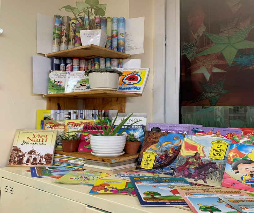 Ảnh có chứa văn bản, trong nhà, được trang trí, đầy màu sắc
Mô tả được tạo tự động