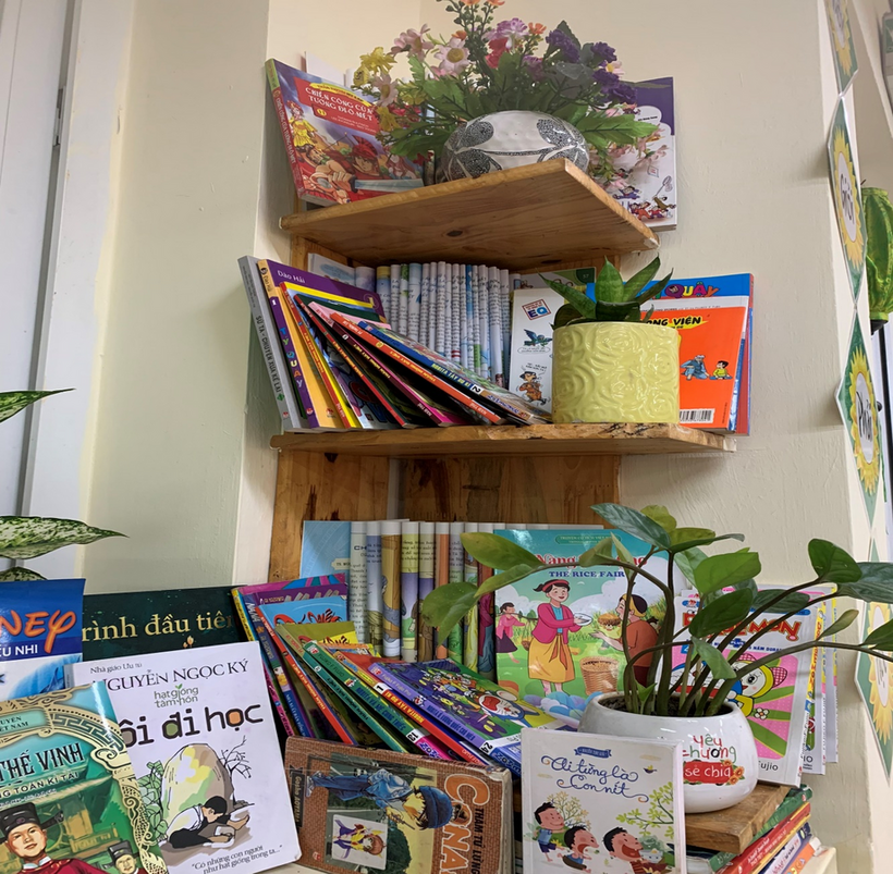 Ảnh có chứa văn bản, trong nhà, tường, lộn xộn
Mô tả được tạo tự động