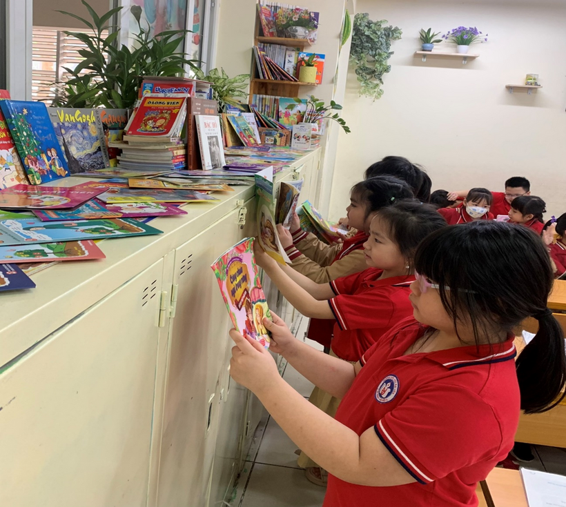 Ảnh có chứa người, trong nhà
Mô tả được tạo tự động