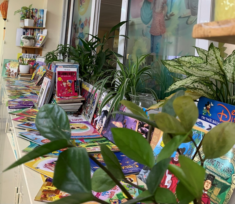 Ảnh có chứa trong nhà, cây, lộn xộn, được trang trí
Mô tả được tạo tự động