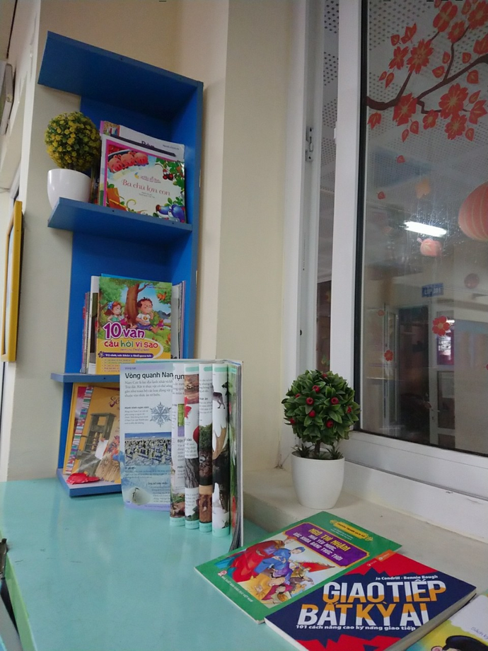 D:\Các HĐ  Day- chơi lop 3 2022.2023\ẢNH KỲ 2- 23\THƯ VIỆN\Tủ sách 1.jpg