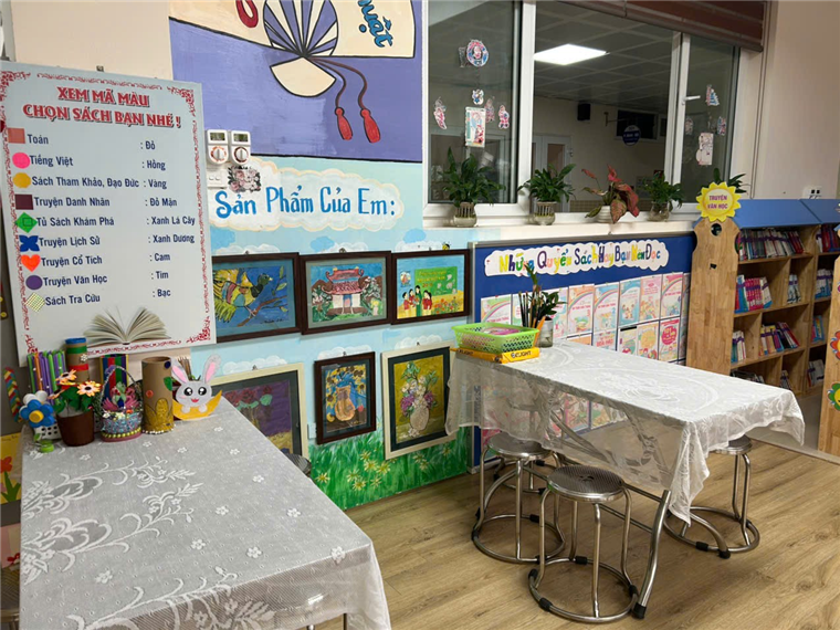 A classroom with tables and chairs
Description automatically generated