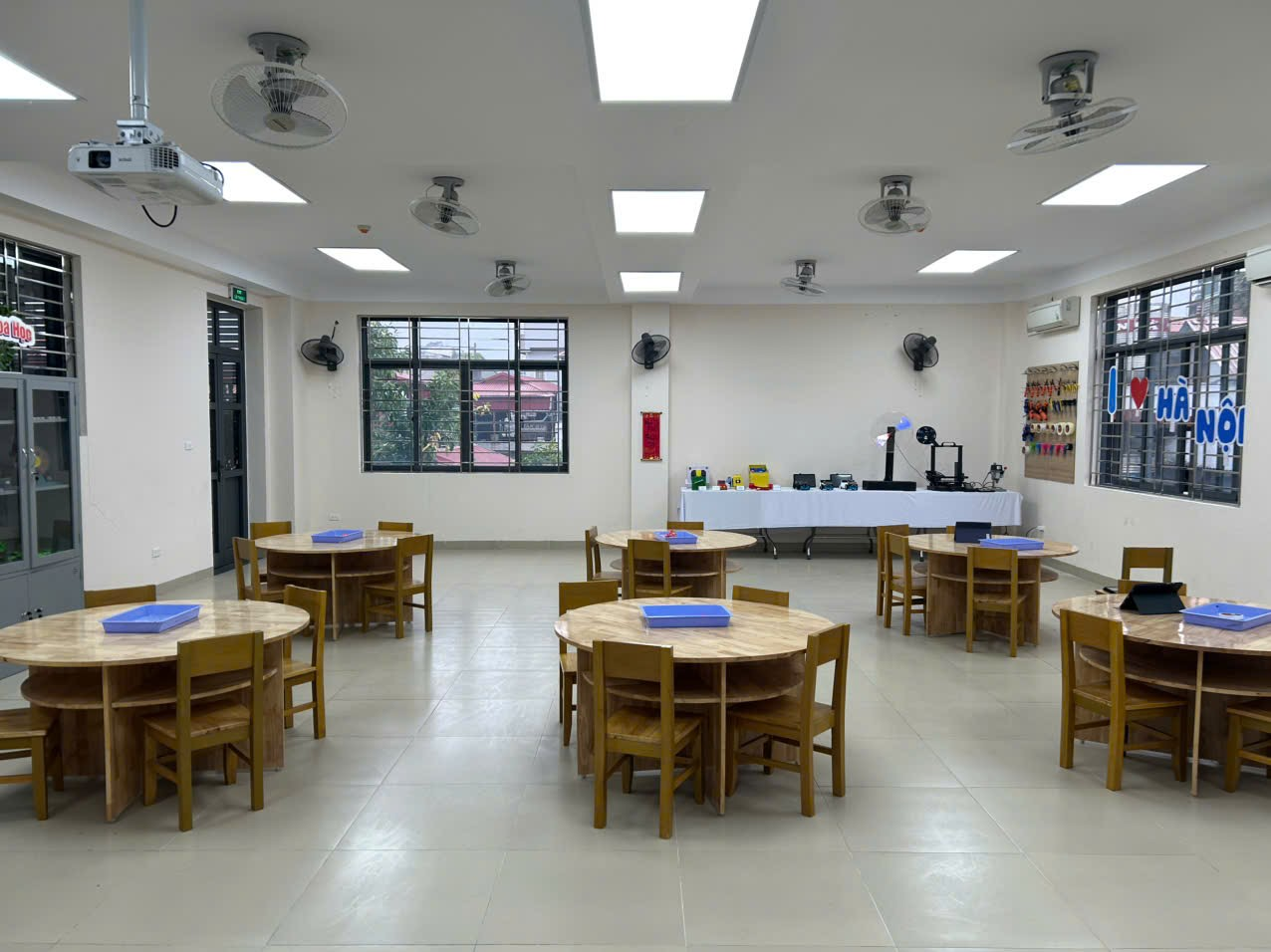 A room with tables and chairs
Description automatically generated