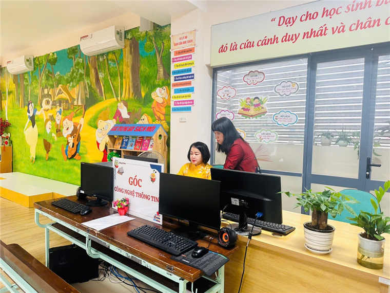 A person and child in a computer room
Description automatically generated