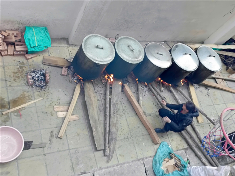 A group of large pots on fire
Description automatically generated