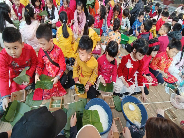 A group of children sitting on the floor
Description automatically generated