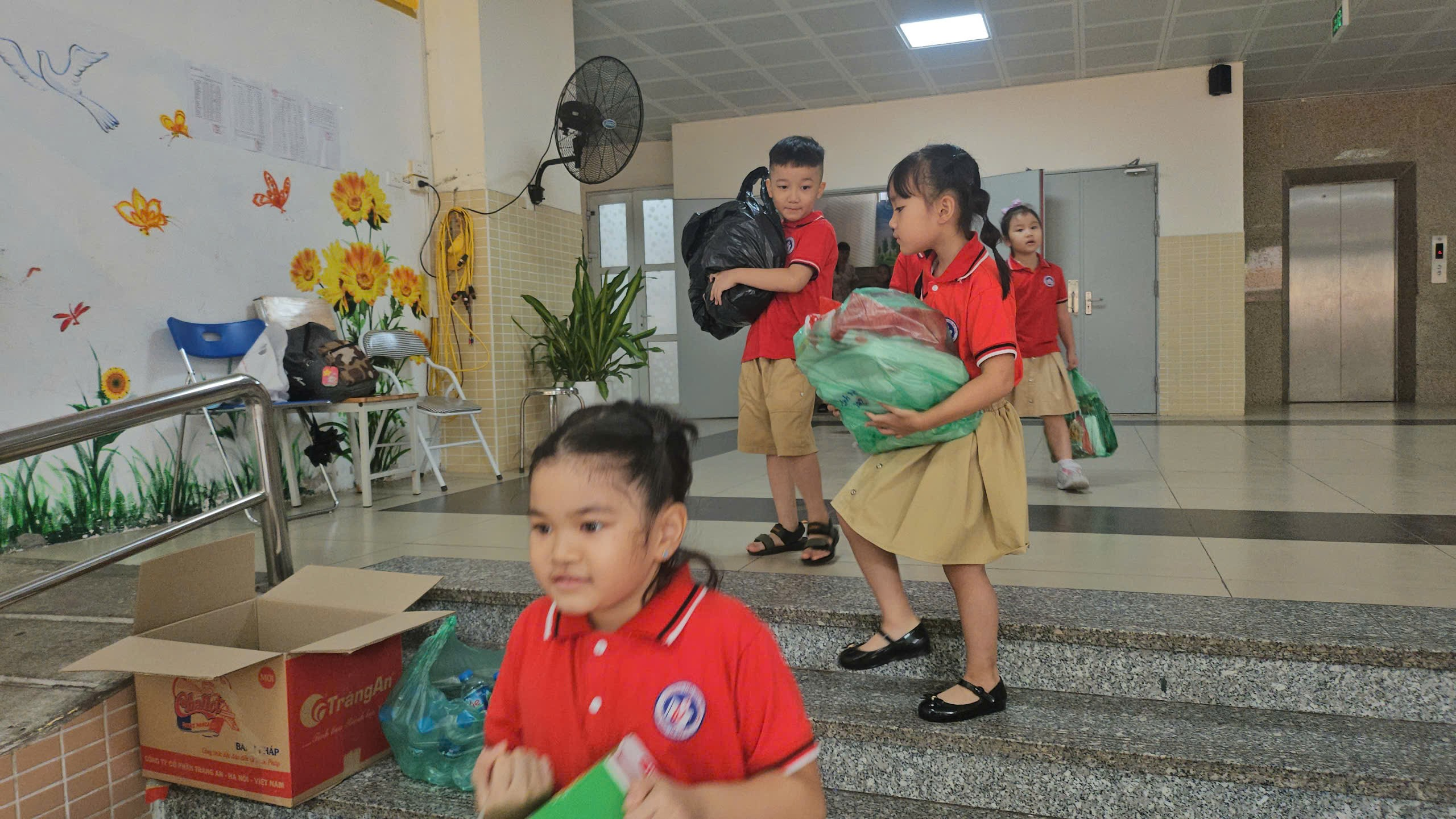 A group of children carrying bags

AI-generated content may be incorrect.