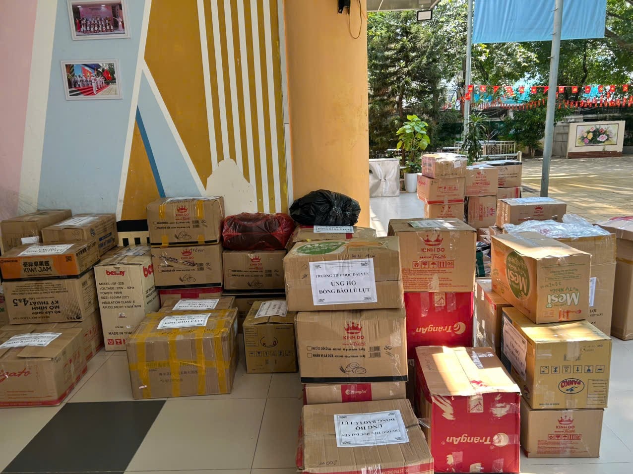 A group of boxes stacked on a floor

AI-generated content may be incorrect.