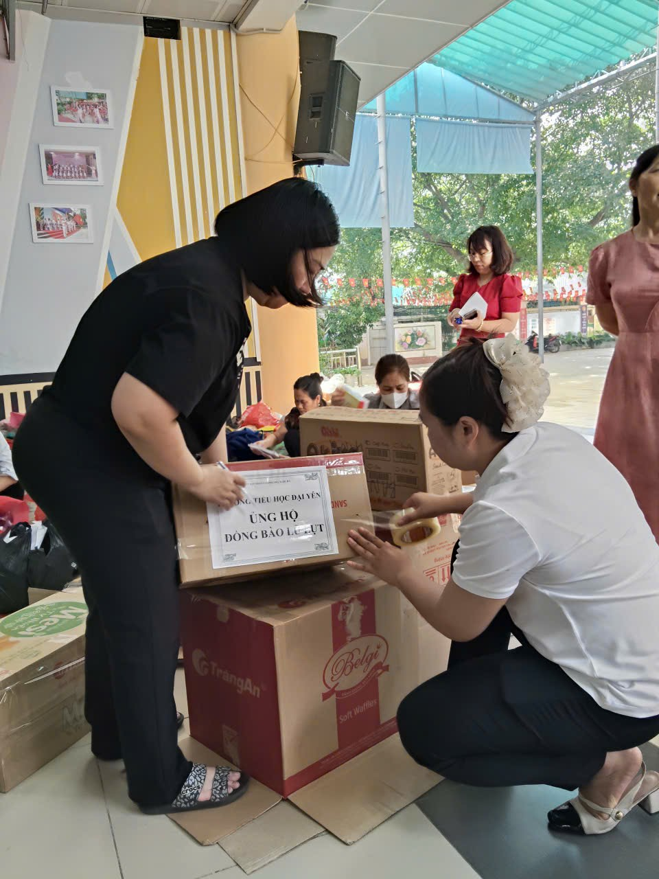 A person holding a box with a sign

AI-generated content may be incorrect.