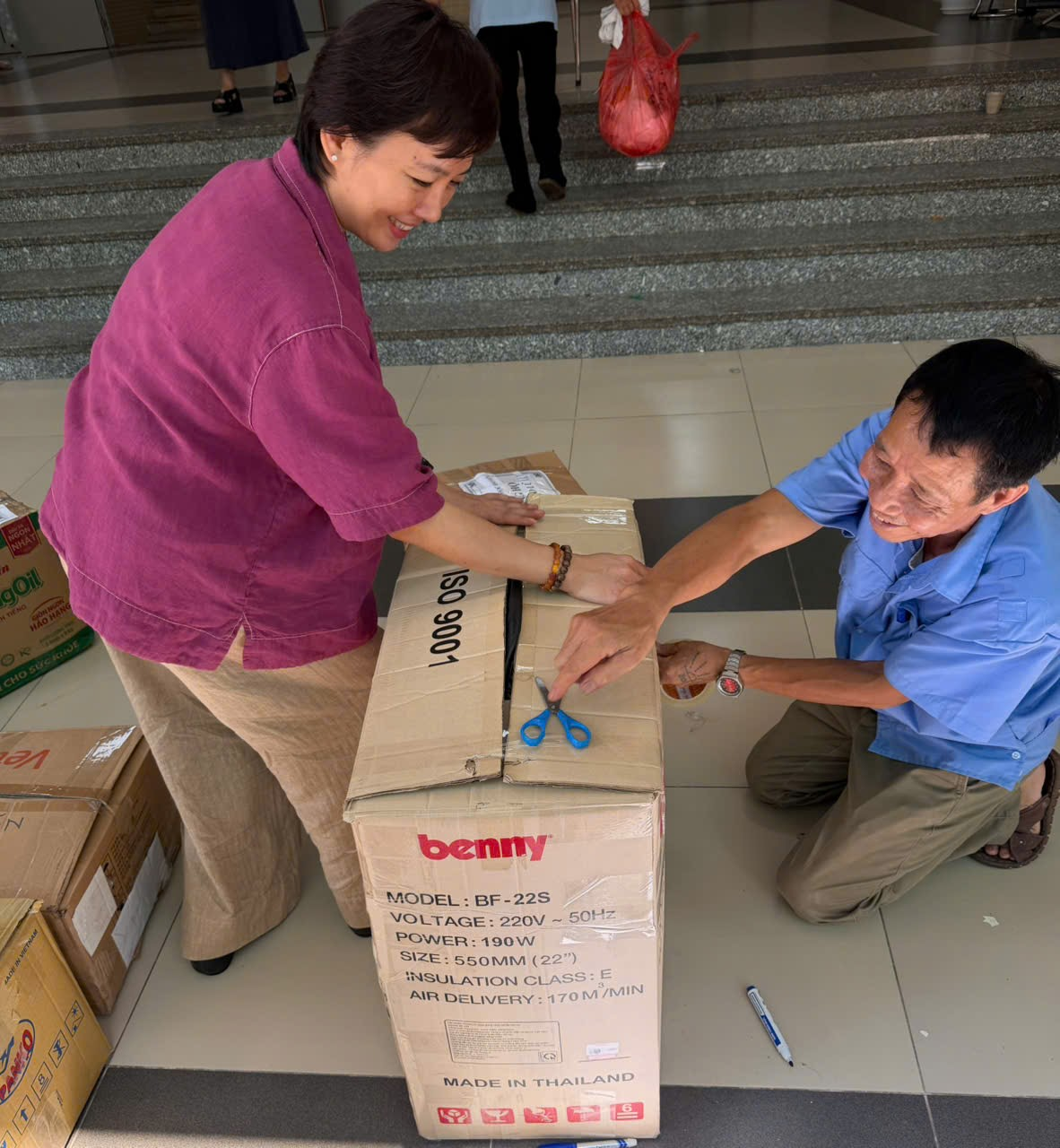 A person and person cutting a box

AI-generated content may be incorrect.