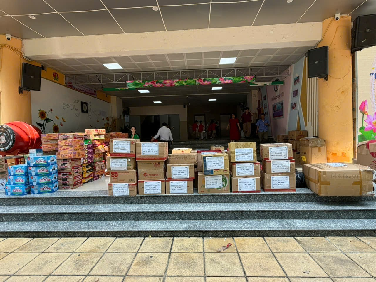 A store with boxes stacked on each other

AI-generated content may be incorrect.