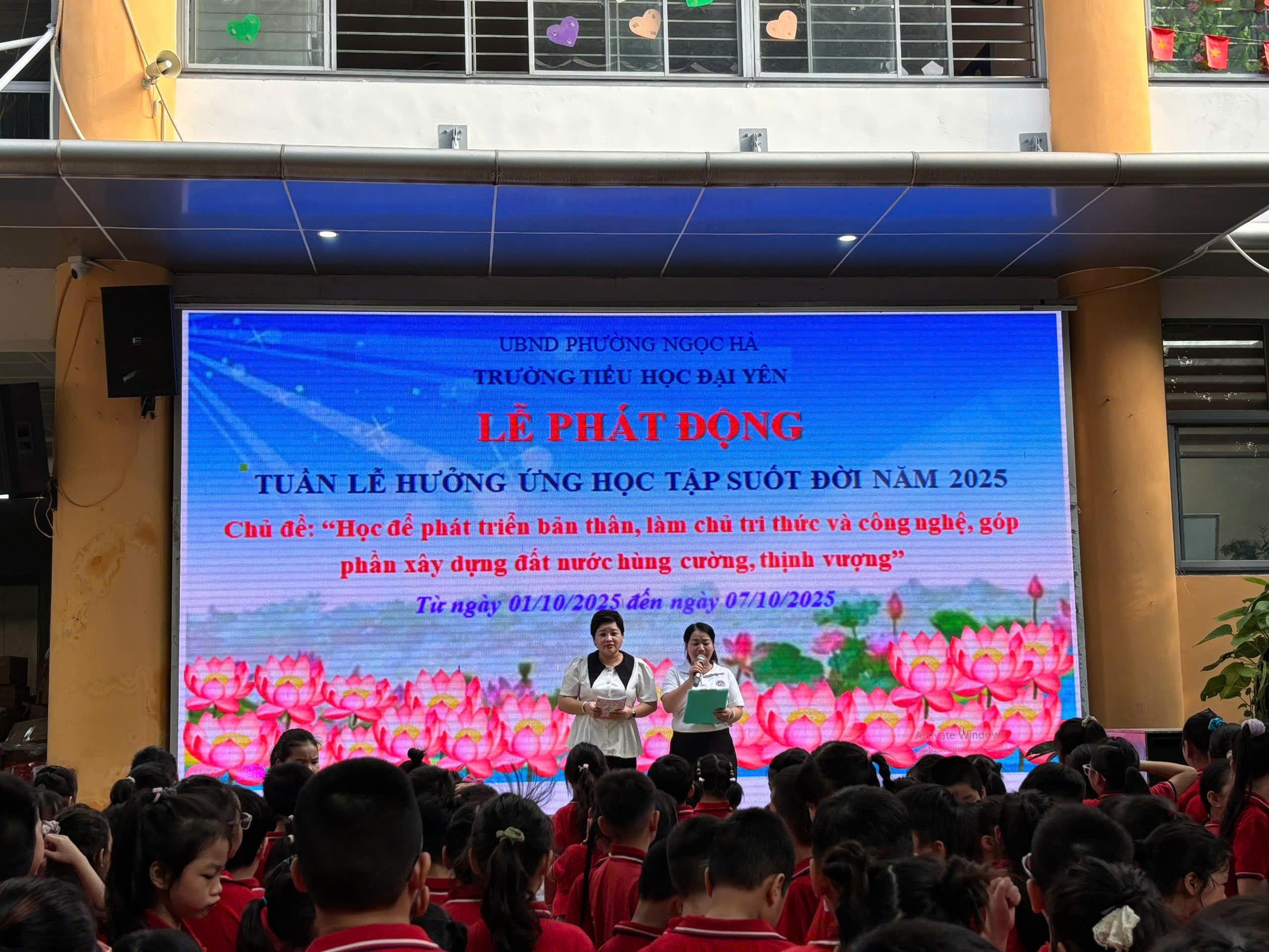 A group of people standing in front of a large screen
AI-generated content may be incorrect.