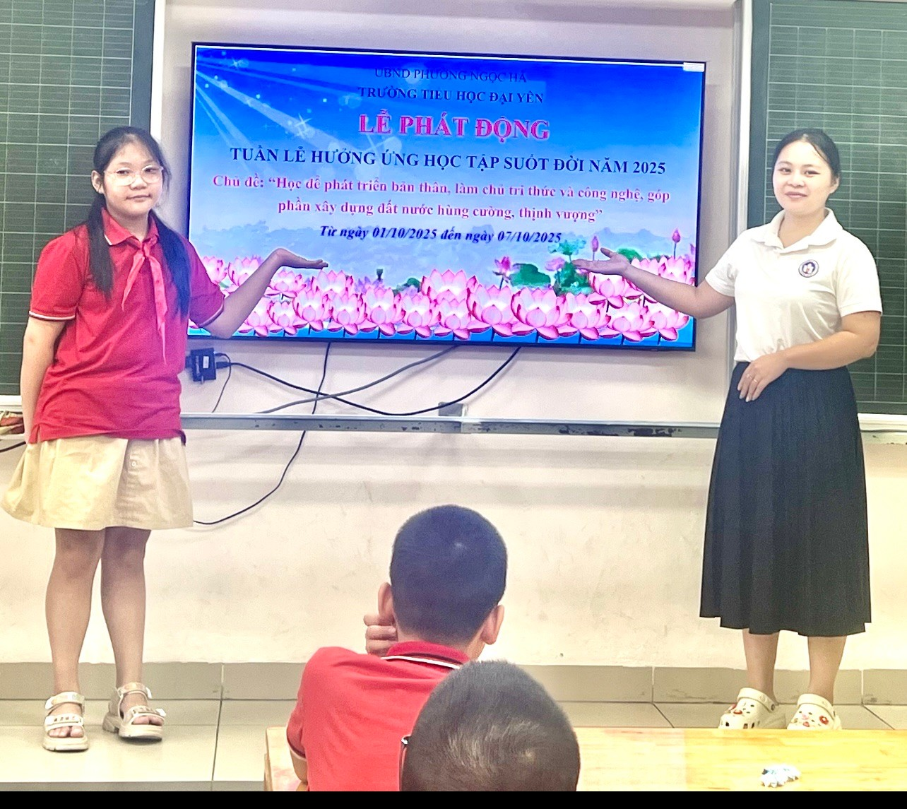 Two girls standing in front of a screen
AI-generated content may be incorrect.