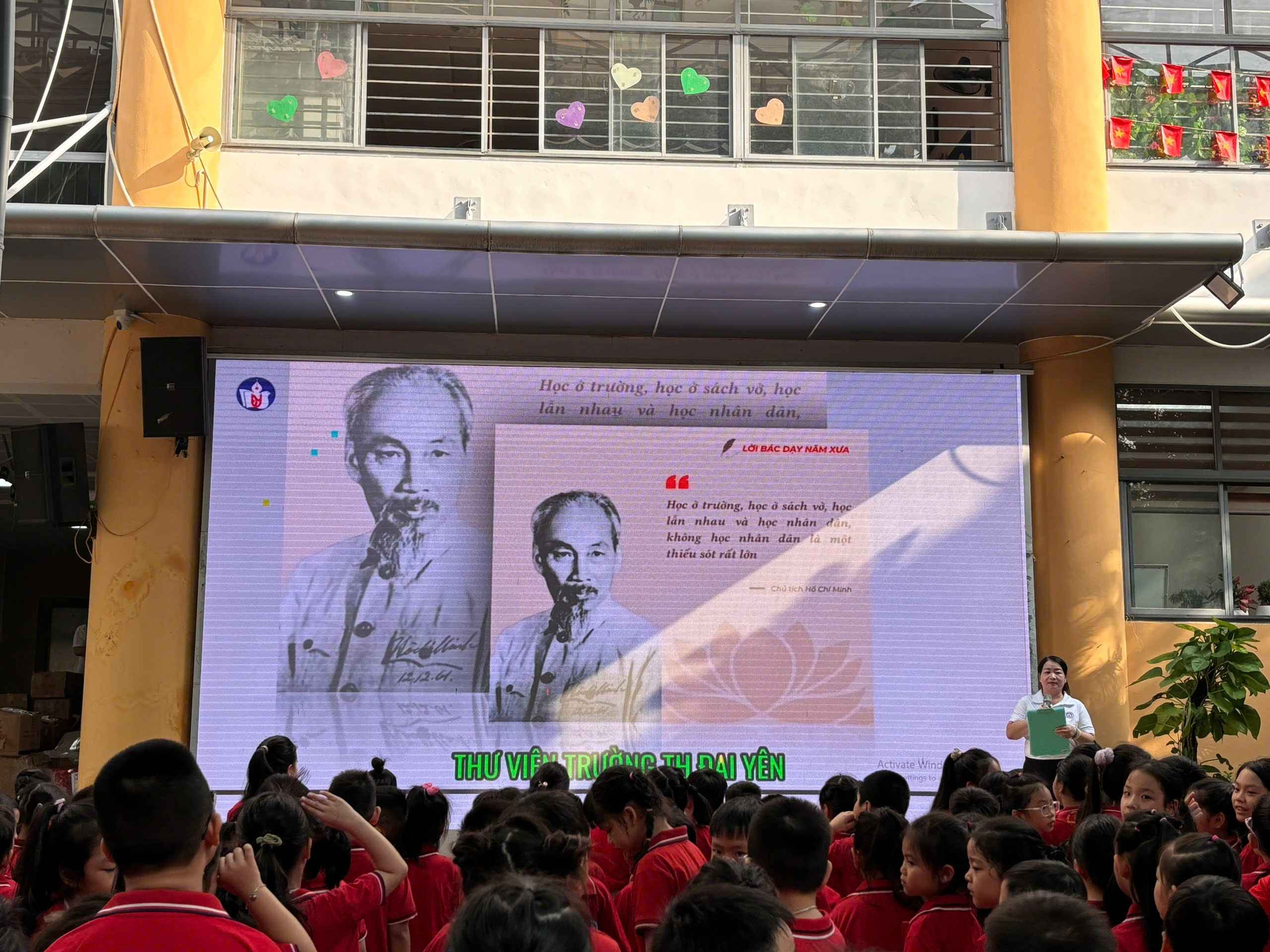 A group of people in front of a large screen
AI-generated content may be incorrect.