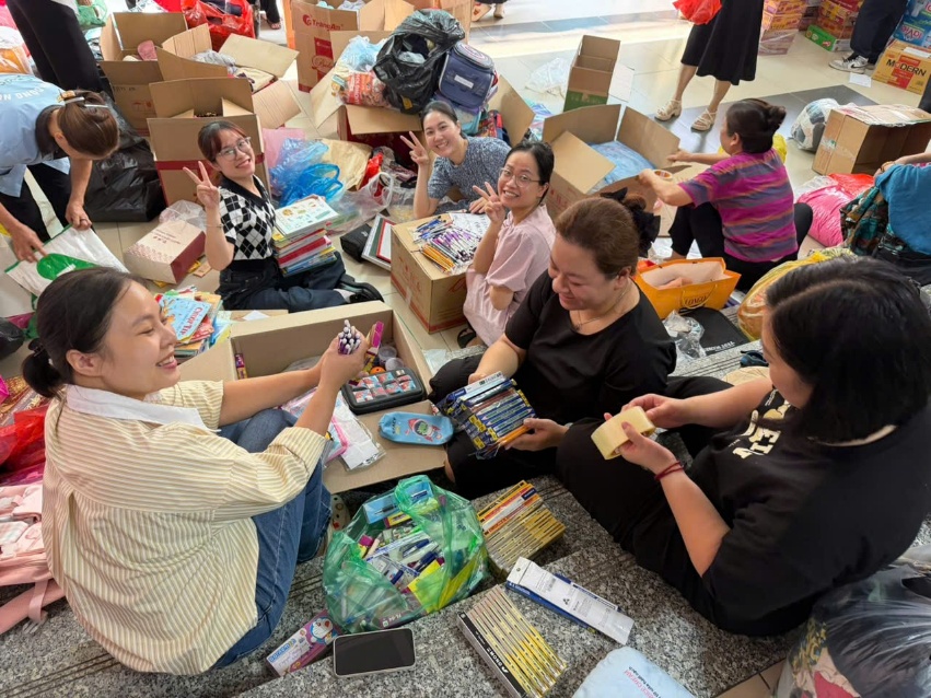 A group of people sitting on the floor

AI-generated content may be incorrect.