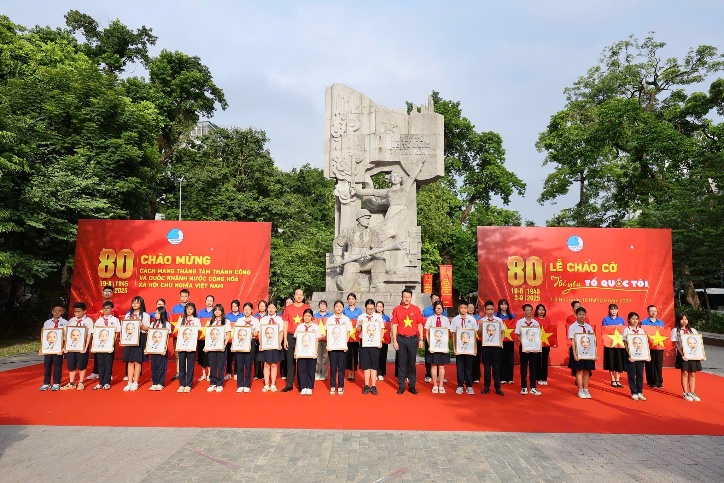 Có thể là hình ảnh về 10 người, đài kỷ niệm và văn bản cho biết '80 CACH Nguốc CHÃO MỪNG CAH MANGT HẢNH THANG THÁNG MTHÀN THÁNH CÔNG όςH/ 19-8 |1945 OCKH န်စေဆမြ် ANH NƯỢC CỘNG Ho SOA HocKu 2025 GHIA VIÊT NAM 80 LỄCHAOCO LỄ CHẢO cờ หจัอ ර τοι 19-8 BcyKbl τό 202E 2025 Hà HWN thàng R am 2025'