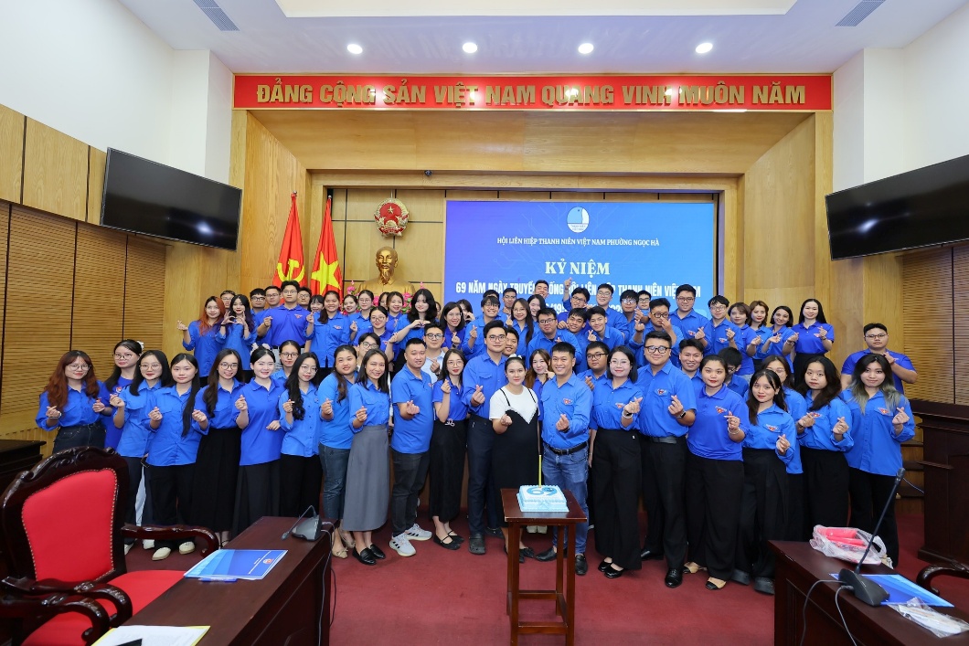 Có thể là hình ảnh về cái bục và văn bản