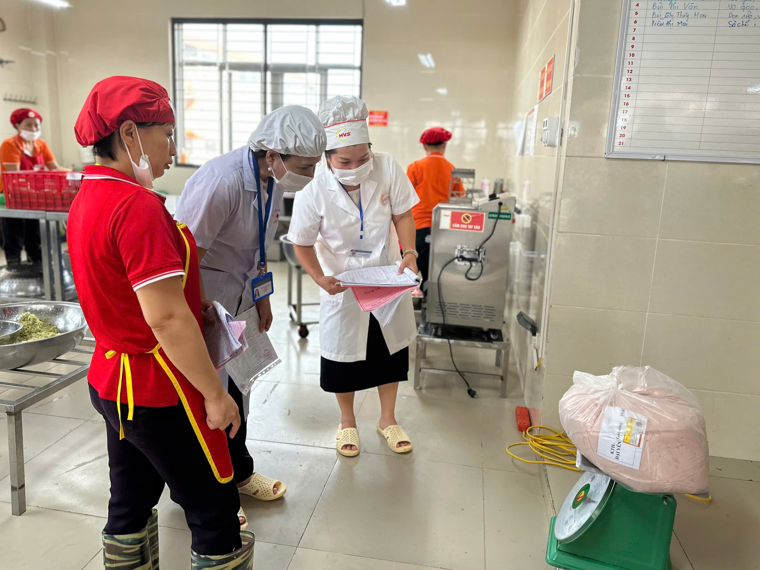 A group of people in a kitchen

AI-generated content may be incorrect.