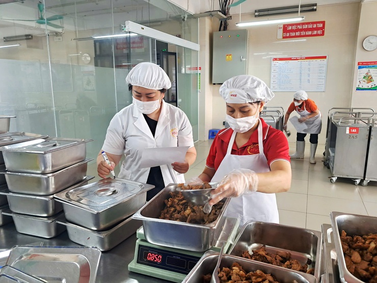 Phường Ngọc Hà: Kiểm tra đột xuất công tác tổ chức bữa ăn bán trú tại trường học- Ảnh 4.