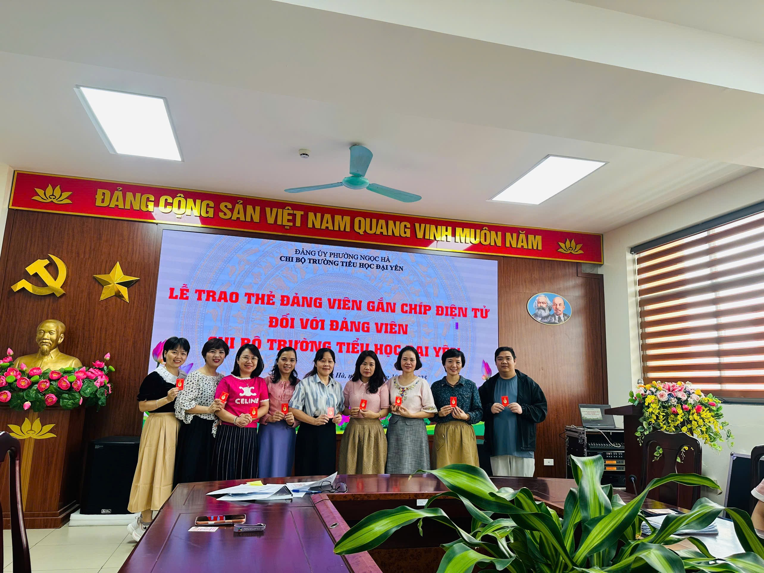 A group of people standing in front of a screen
AI-generated content may be incorrect.