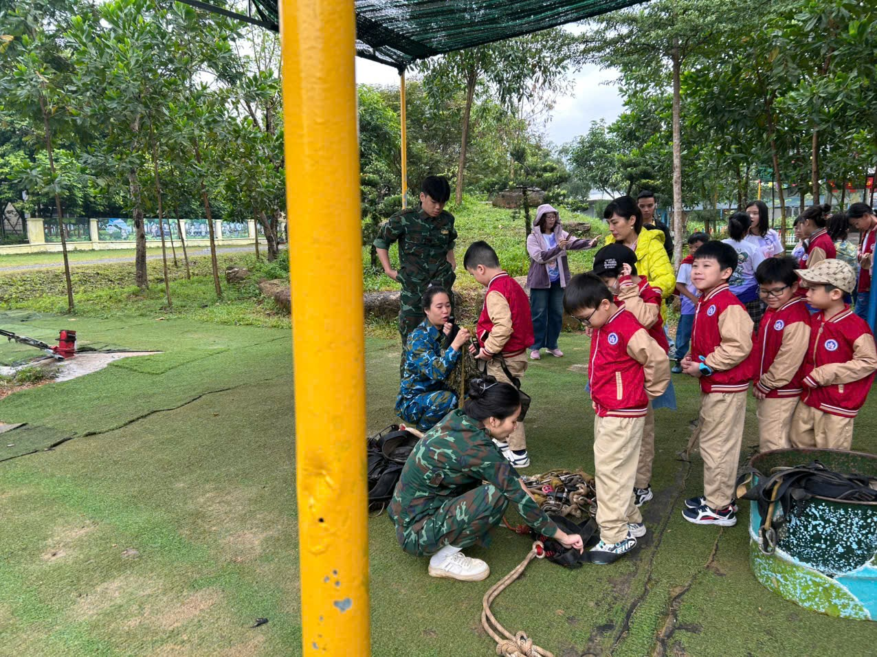 A group of people in uniform

AI-generated content may be incorrect.