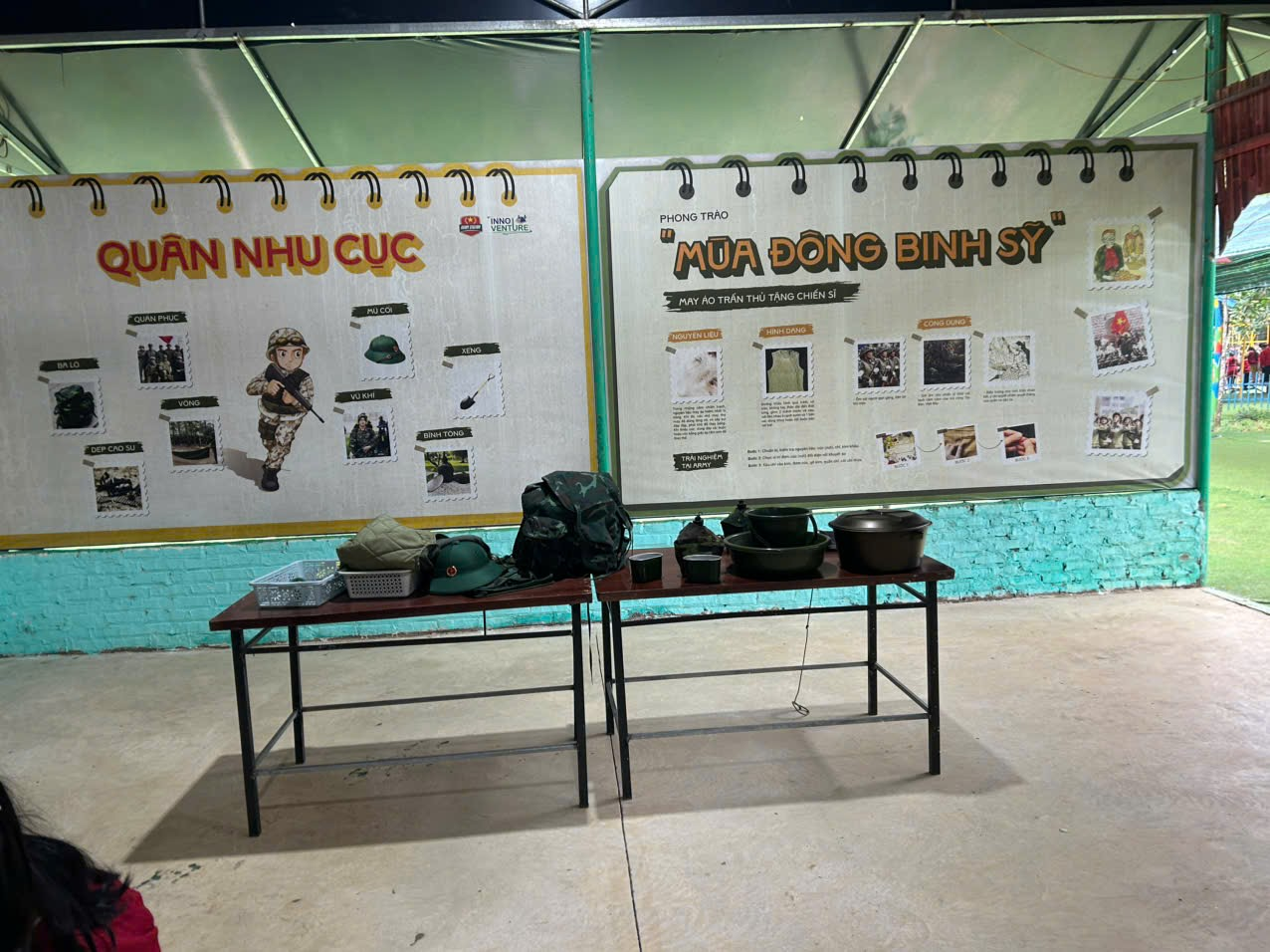 A table with a table and chairs on it

AI-generated content may be incorrect.