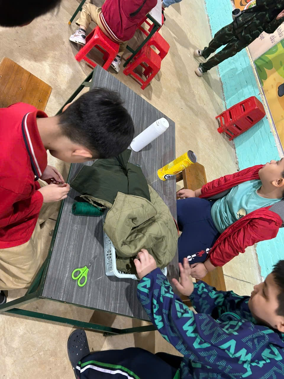 A group of kids sewing on a table

AI-generated content may be incorrect.