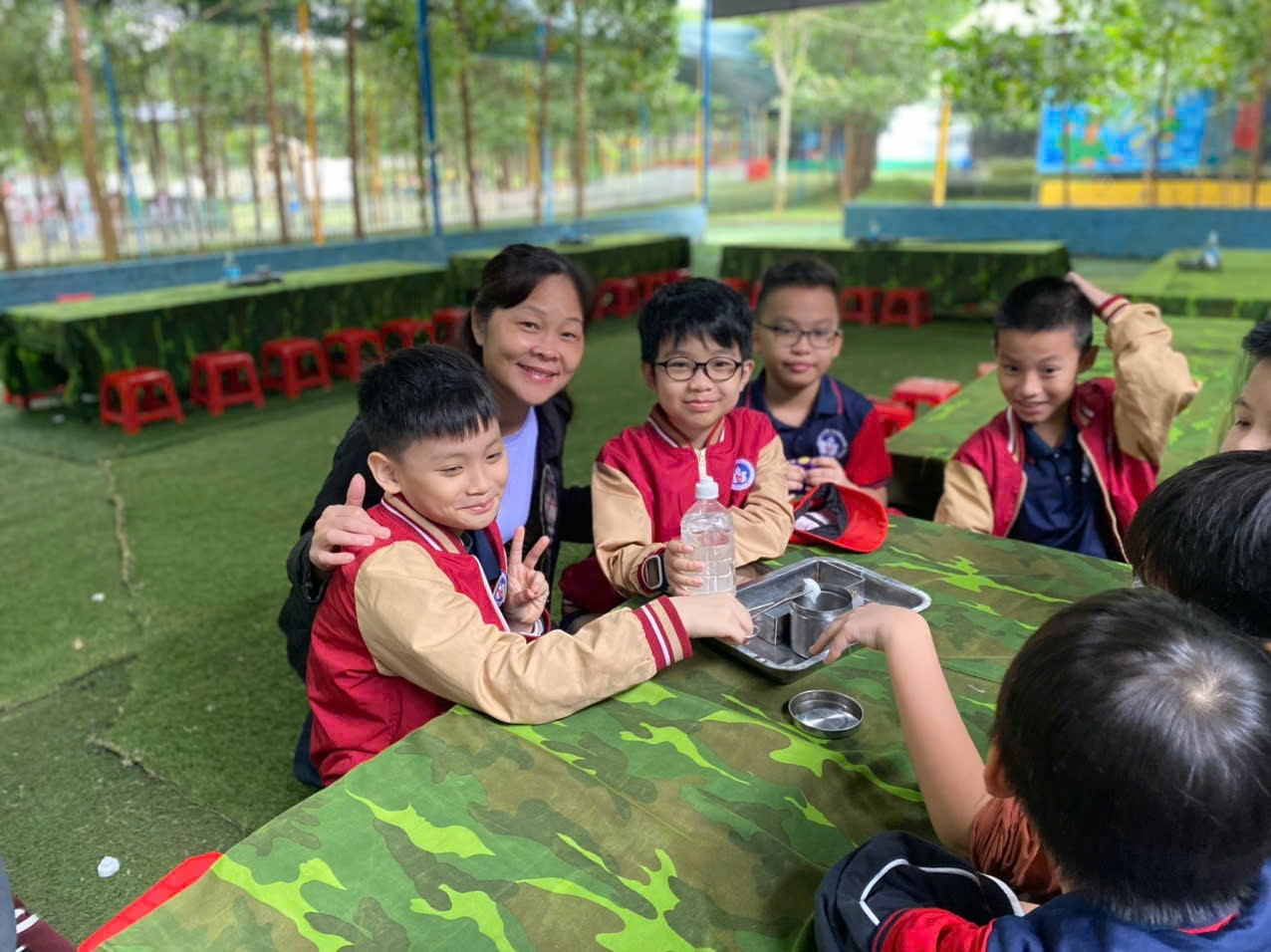 A group of kids sitting at a table

AI-generated content may be incorrect.