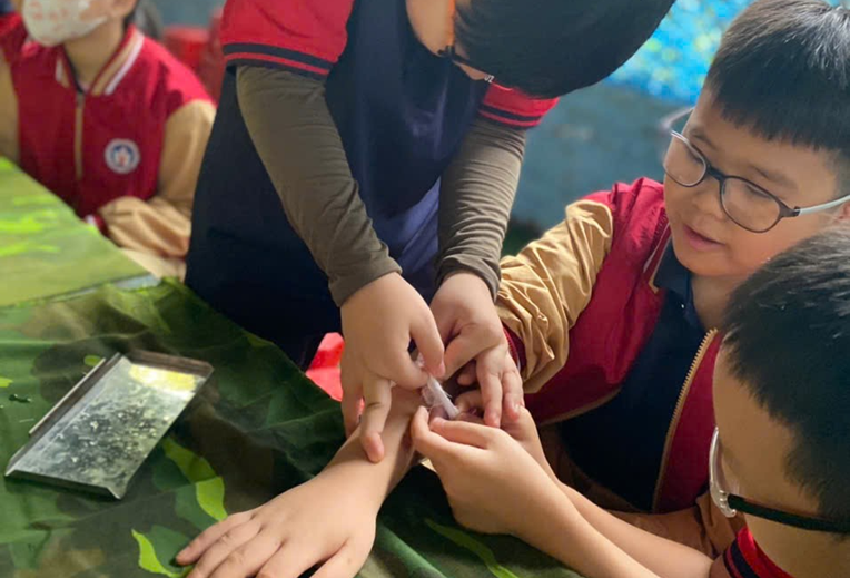 A group of kids in a classroom

AI-generated content may be incorrect.