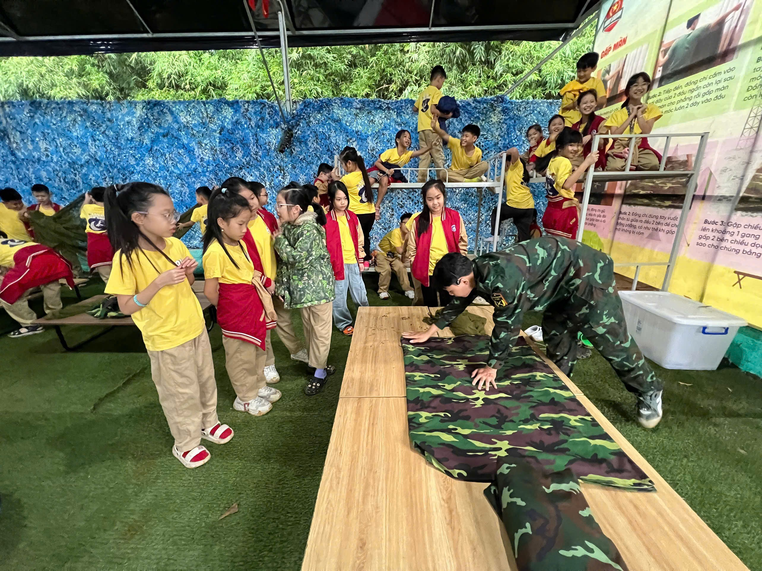 A group of kids in a field

AI-generated content may be incorrect.