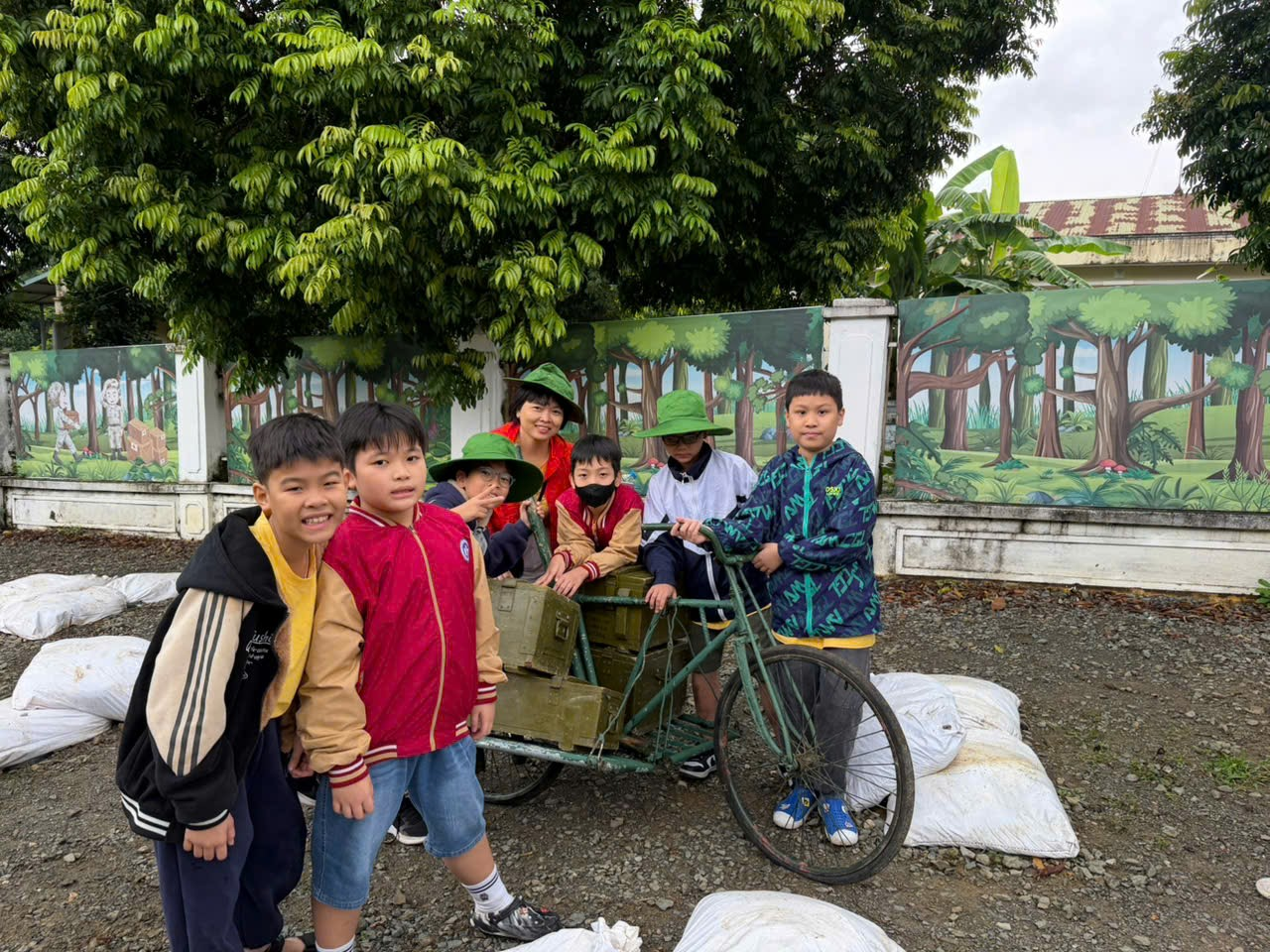 A group of kids posing for a picture

AI-generated content may be incorrect.