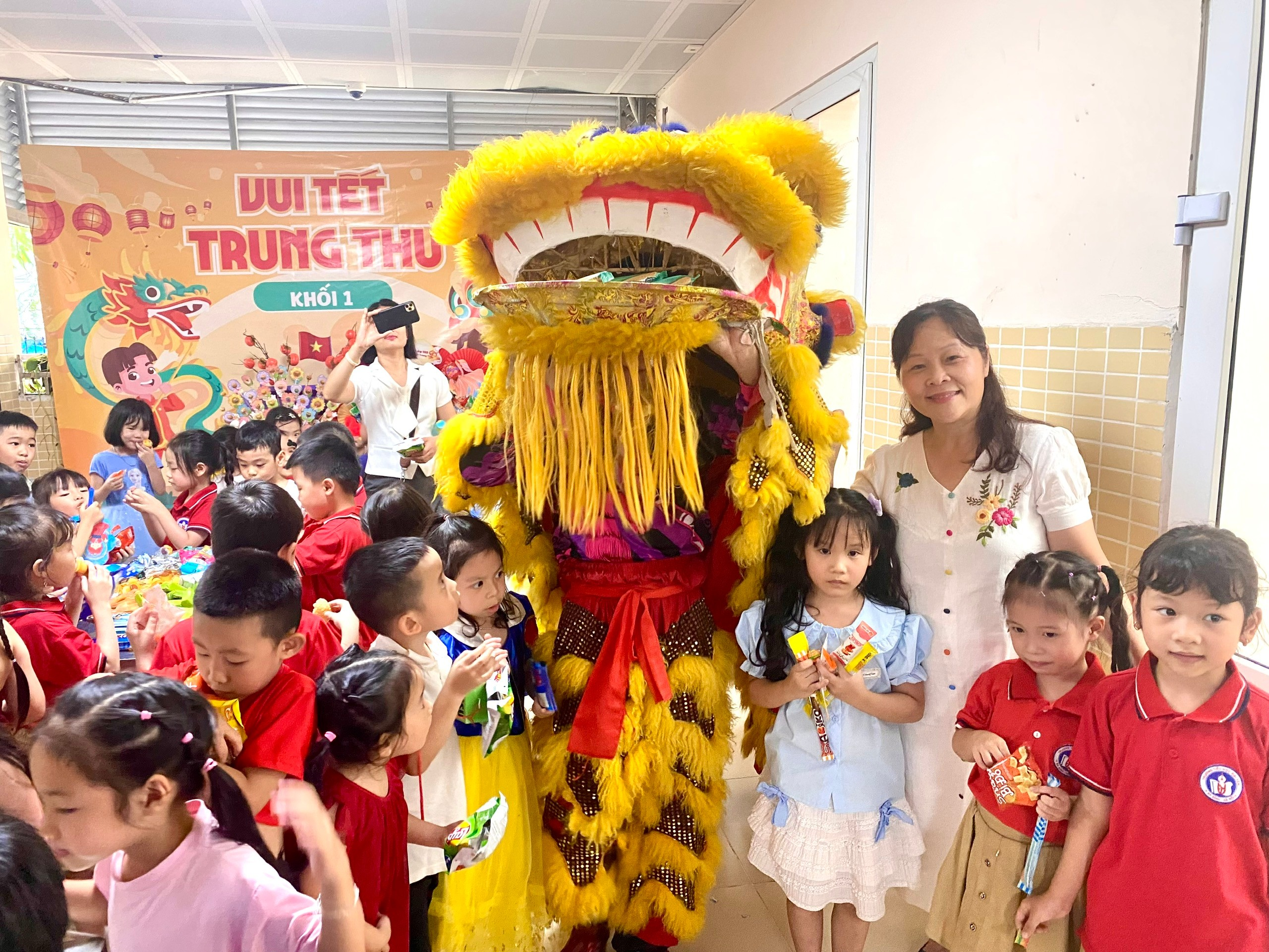 A group of kids and a person in a garment
AI-generated content may be incorrect.