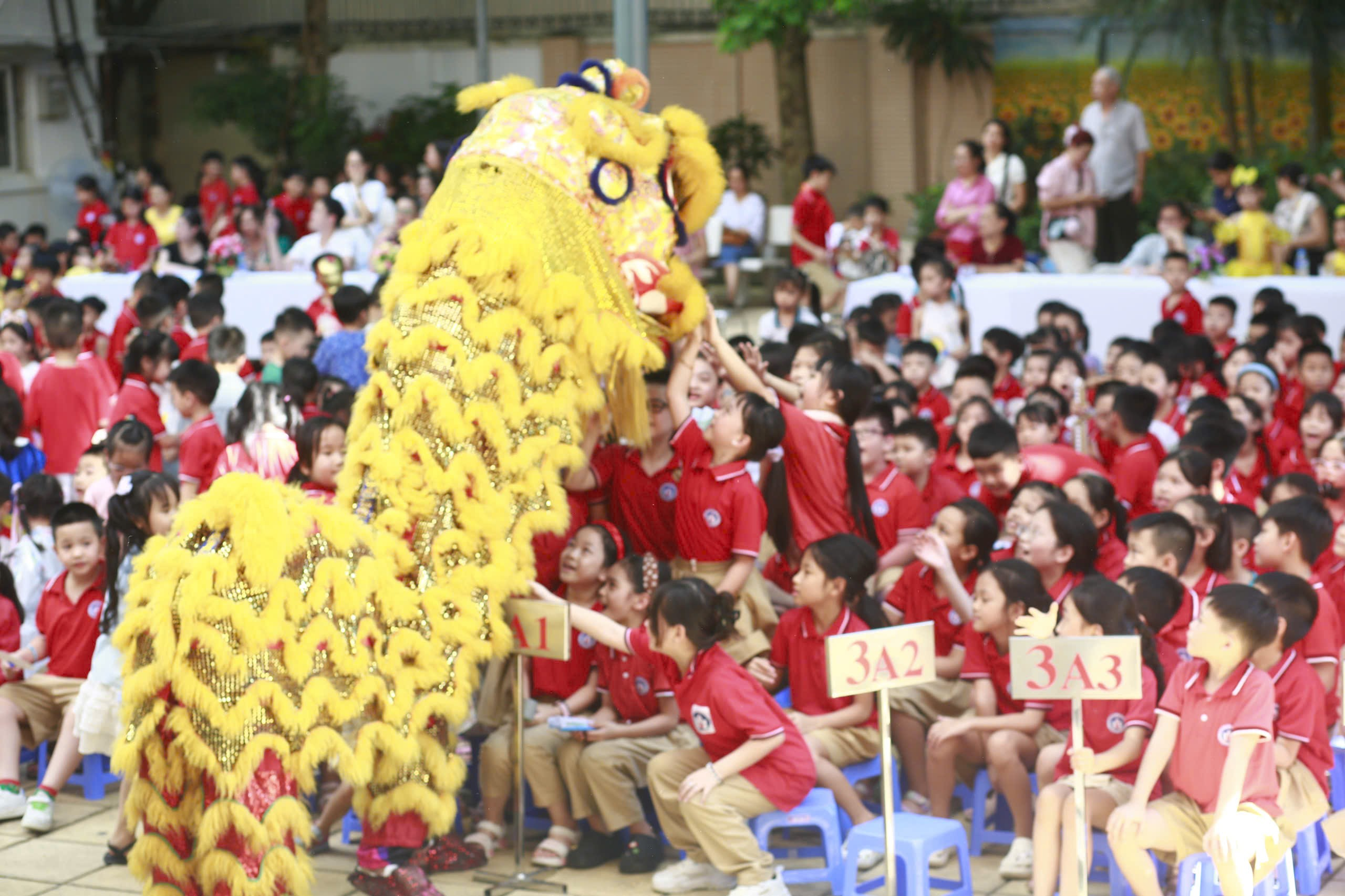 A group of children sitting on chairs and a lion dance
AI-generated content may be incorrect.
