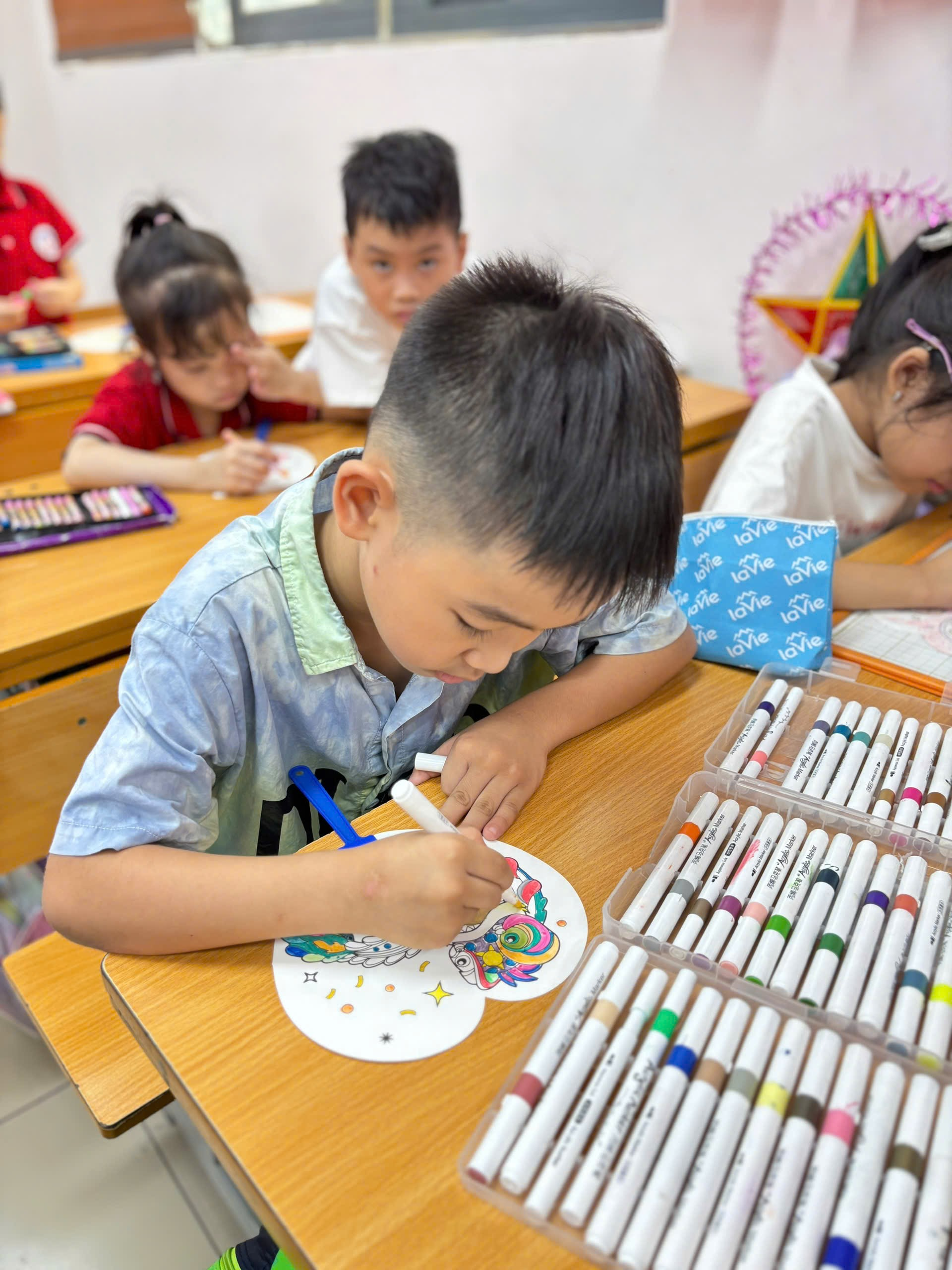 A group of children coloring at a desk
AI-generated content may be incorrect.