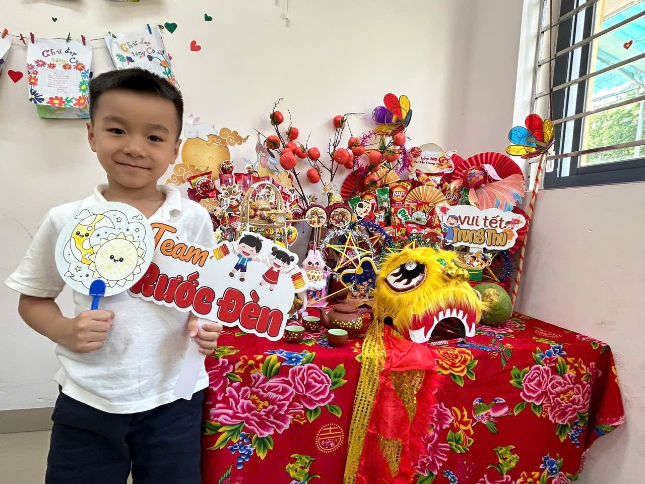 A child holding a sign
AI-generated content may be incorrect.