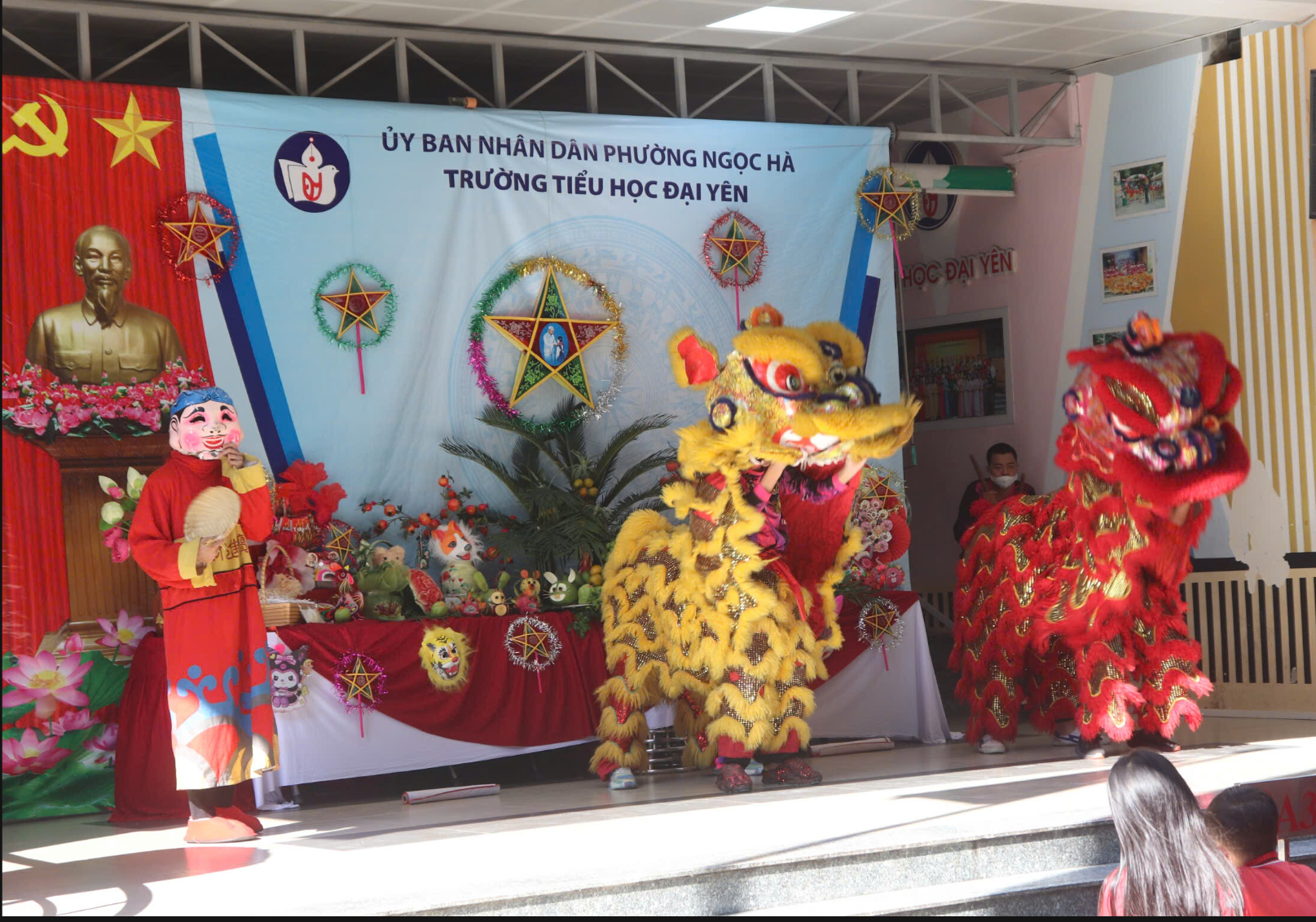 A group of people in clothing
AI-generated content may be incorrect.