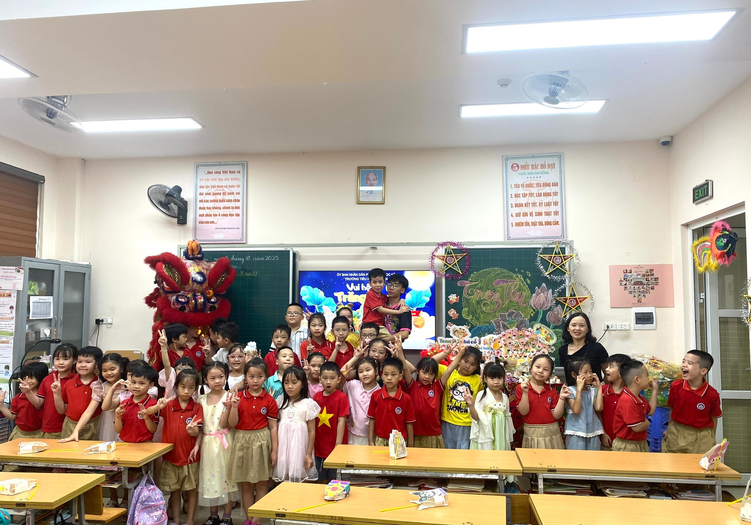 A group of children in a classroom
AI-generated content may be incorrect.