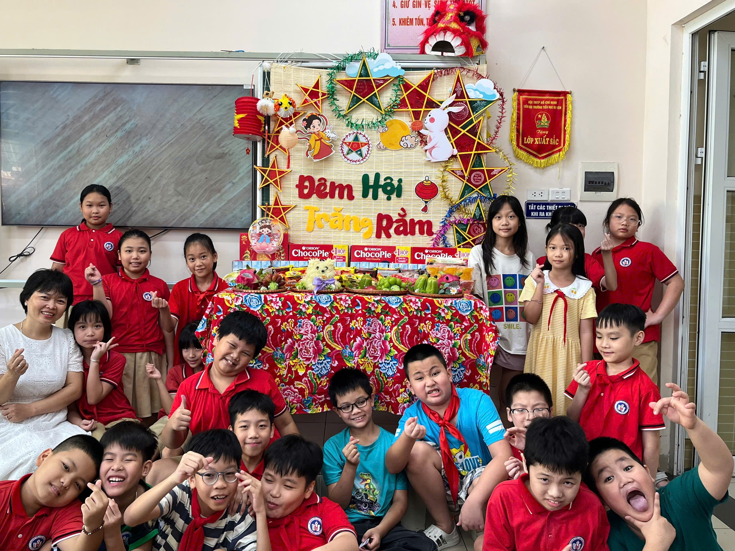 A group of children posing for a photo
AI-generated content may be incorrect.