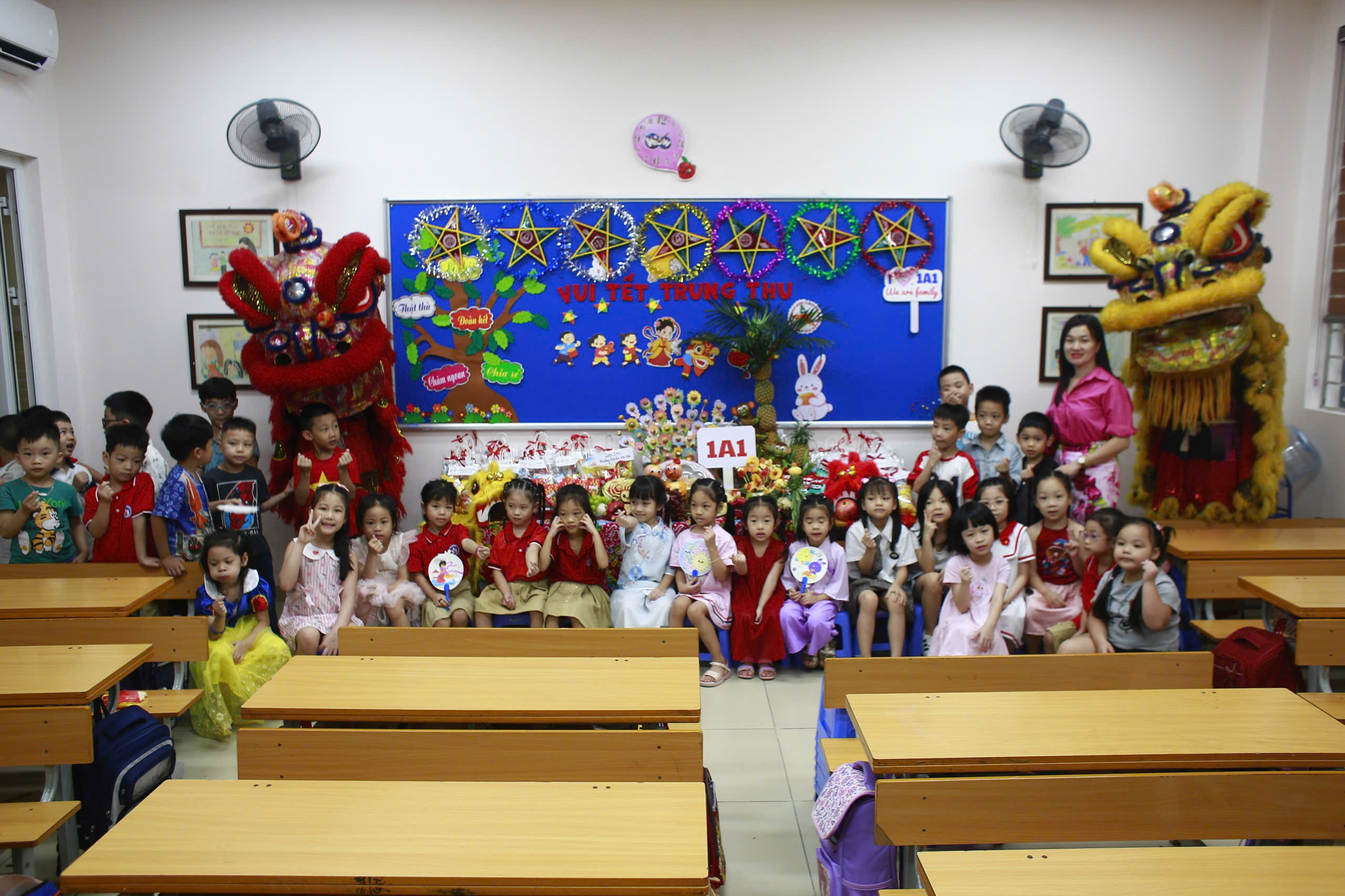 A group of children in a classroom
AI-generated content may be incorrect.