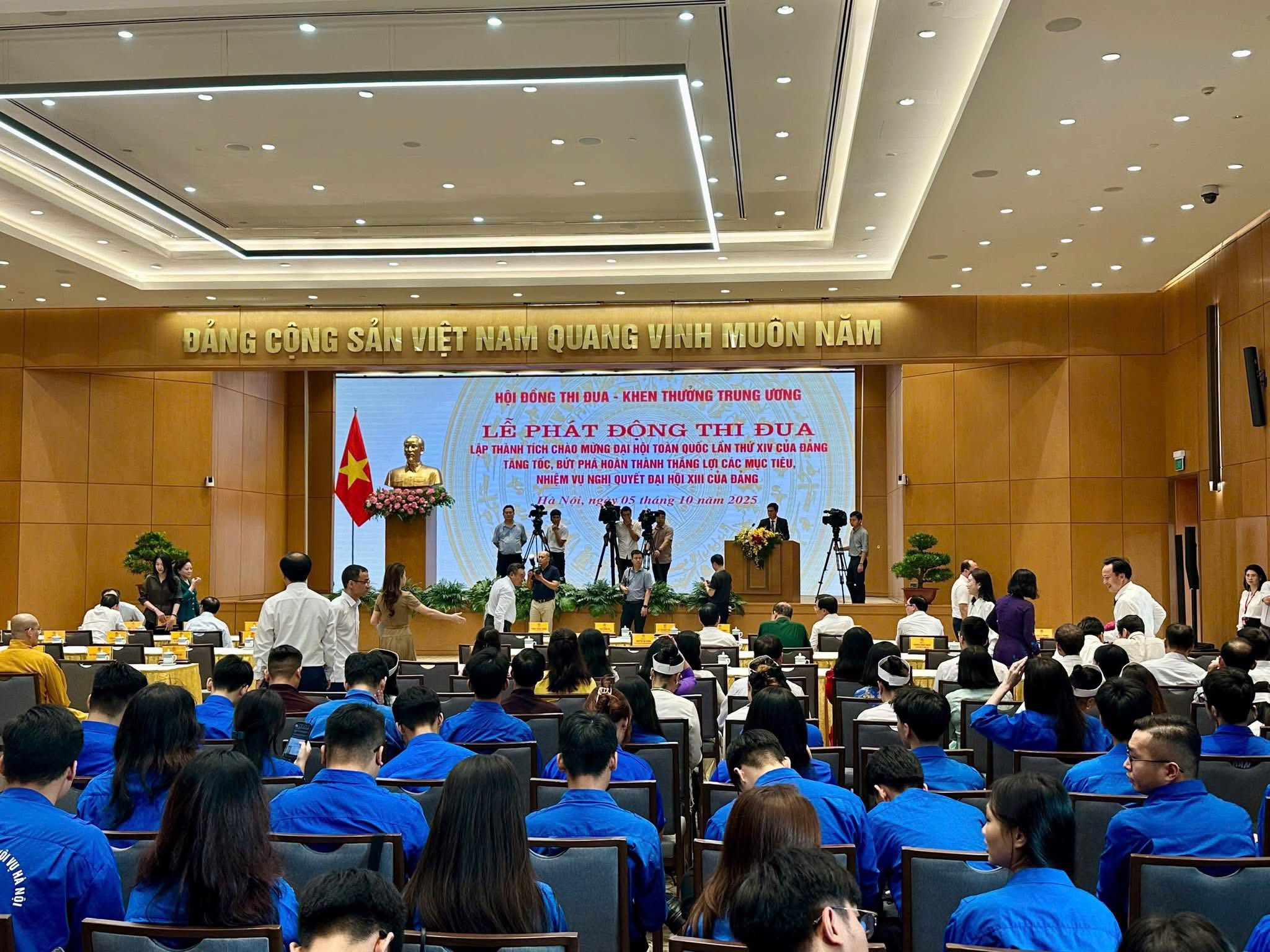 Có thể là hình ảnh về 3 người, mọi người đang học, cái bục và văn bản cho biết 'ĐÁNG CÔNG SẢN VIỆT NAM QUANG VINH MUÔN NĂM HỘI ĐÓNG THI ĐUA KHEN THƯỞNG TRUNG ƯƠNG LE PHAT ĐỘNG THI ĐU LẬP THÀNH ม CHADM MƯNG UNG DANQUA ทพช HANH HANICA ส O CAC CHC LOAN NCUA DÁNG TIÊU, LOU QUTE ЛETO ΘΑΙHΟ OEЛИ nCe DANG nutm 2025 מי'