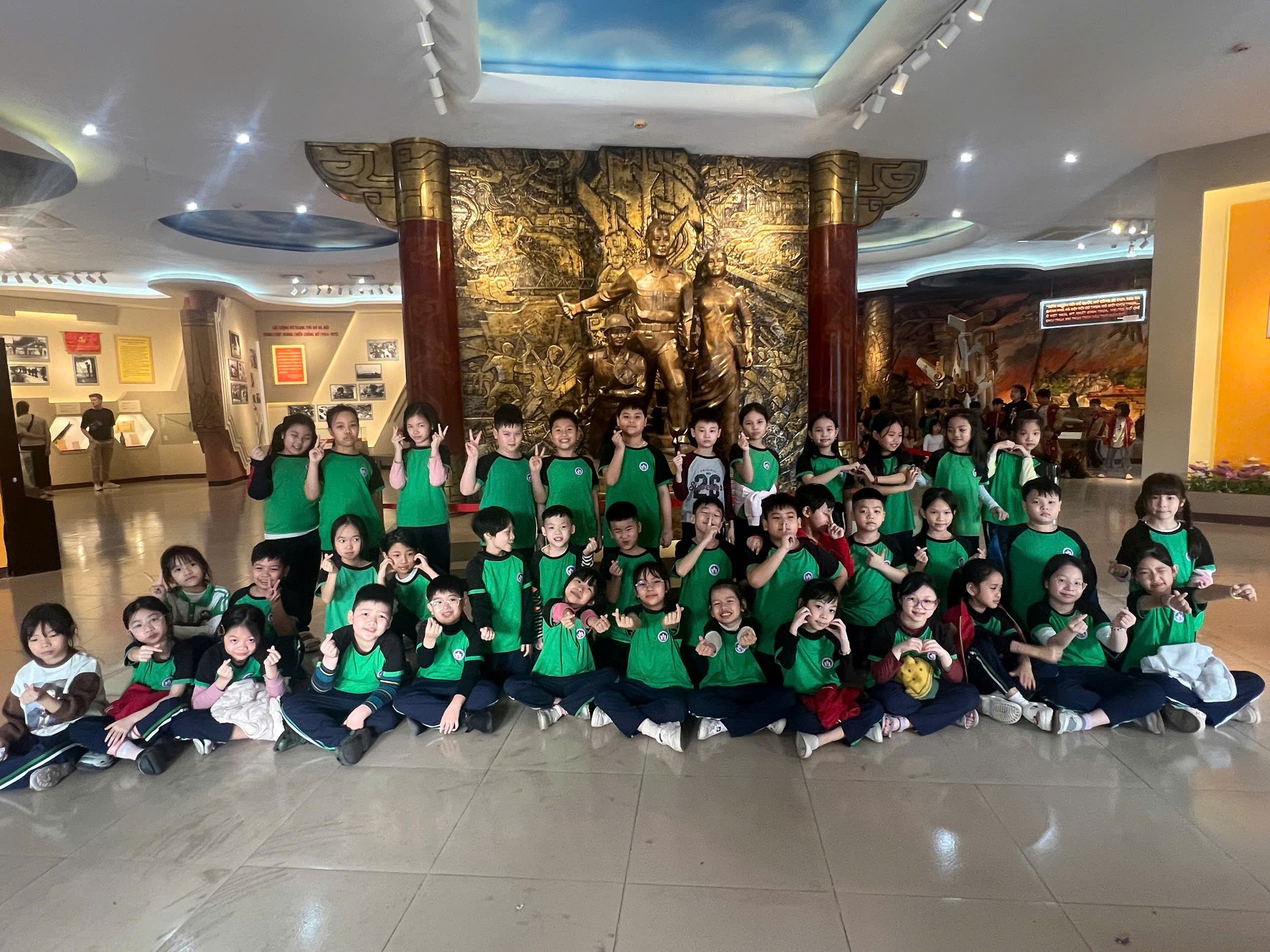 A group of children posing for a photo

AI-generated content may be incorrect.