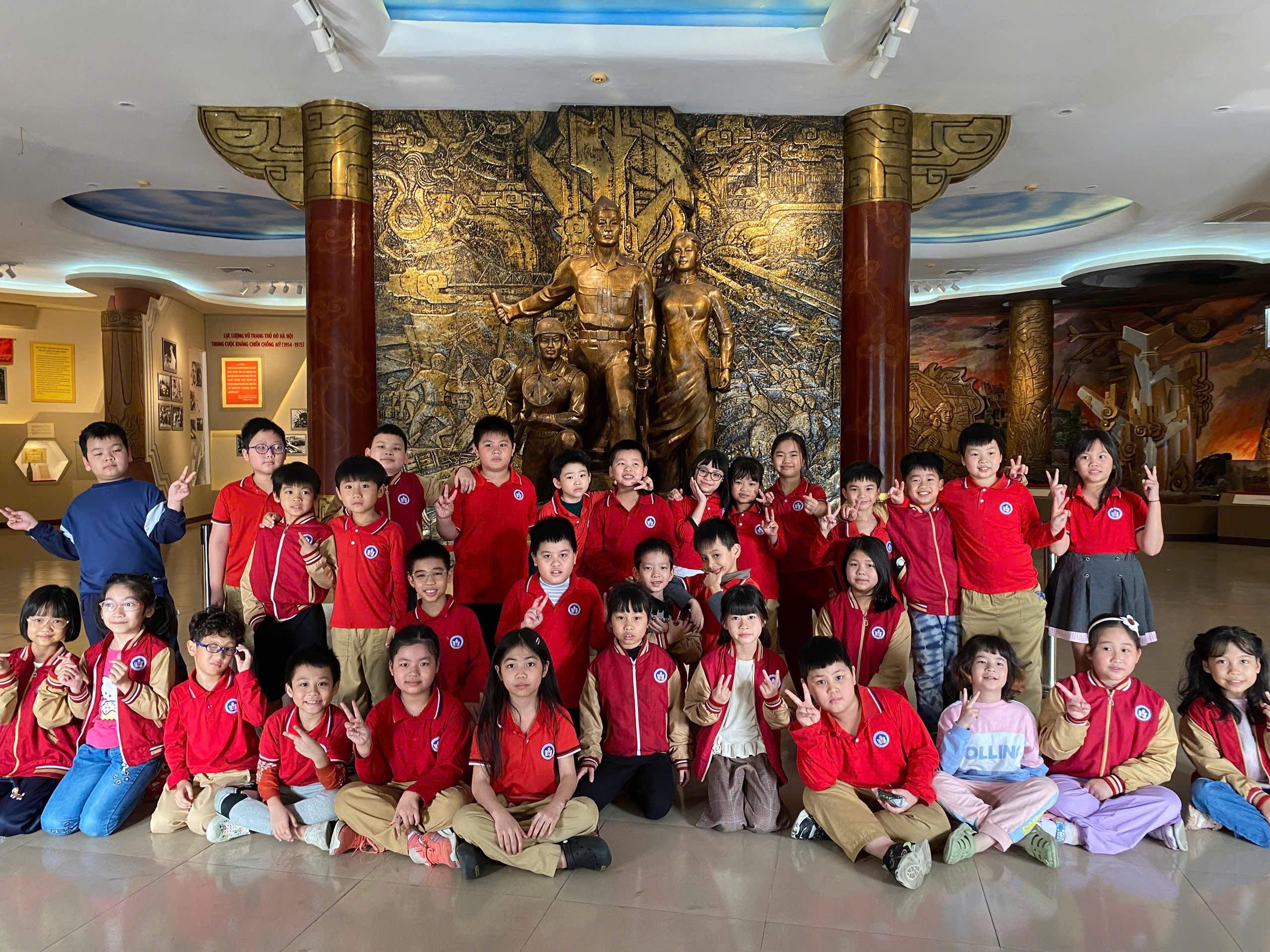 A group of children posing for a photo

AI-generated content may be incorrect.