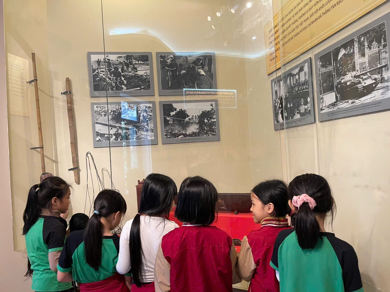 A group of children looking at a display

AI-generated content may be incorrect.