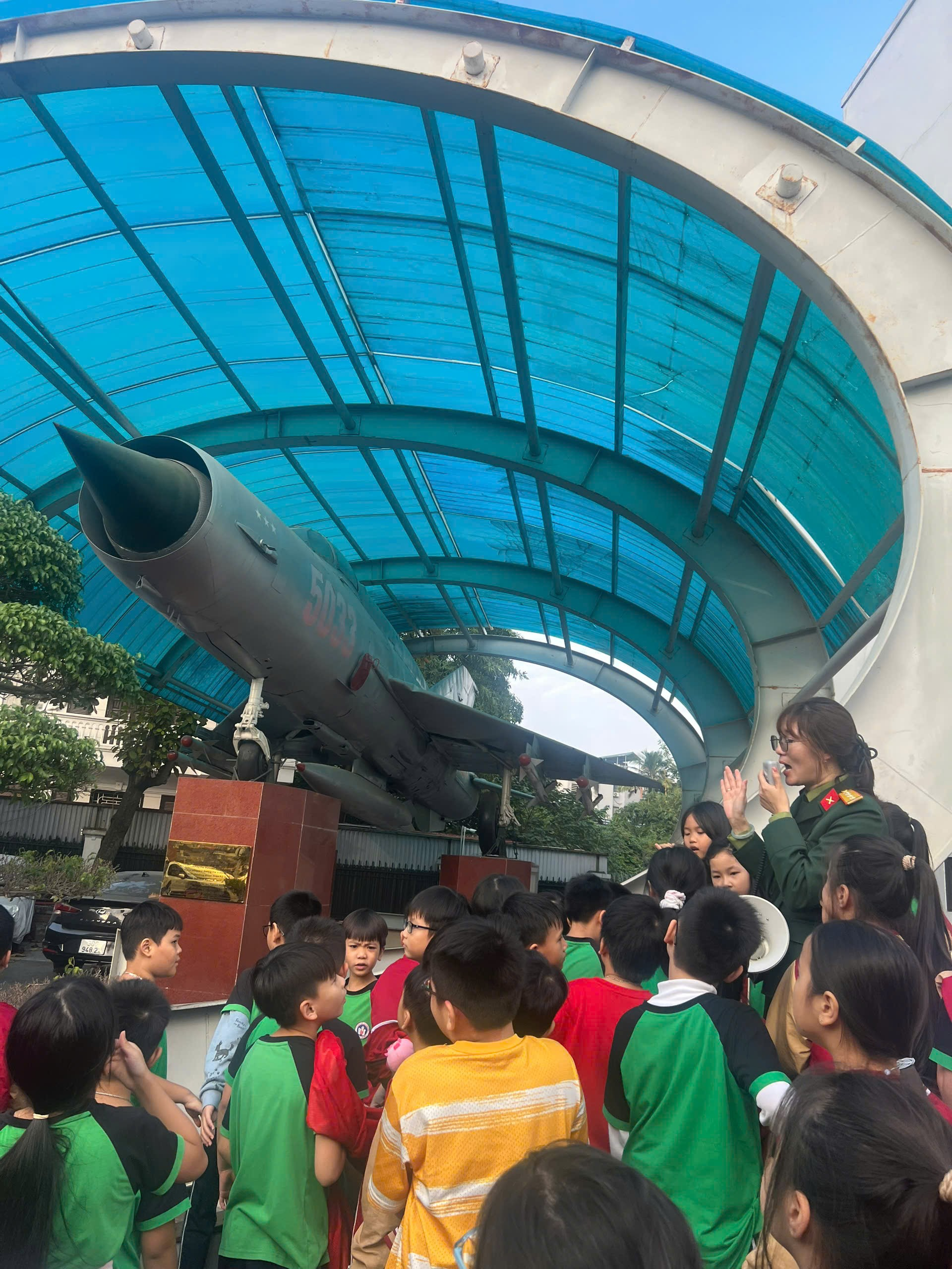 A group of children in a tunnel

AI-generated content may be incorrect.