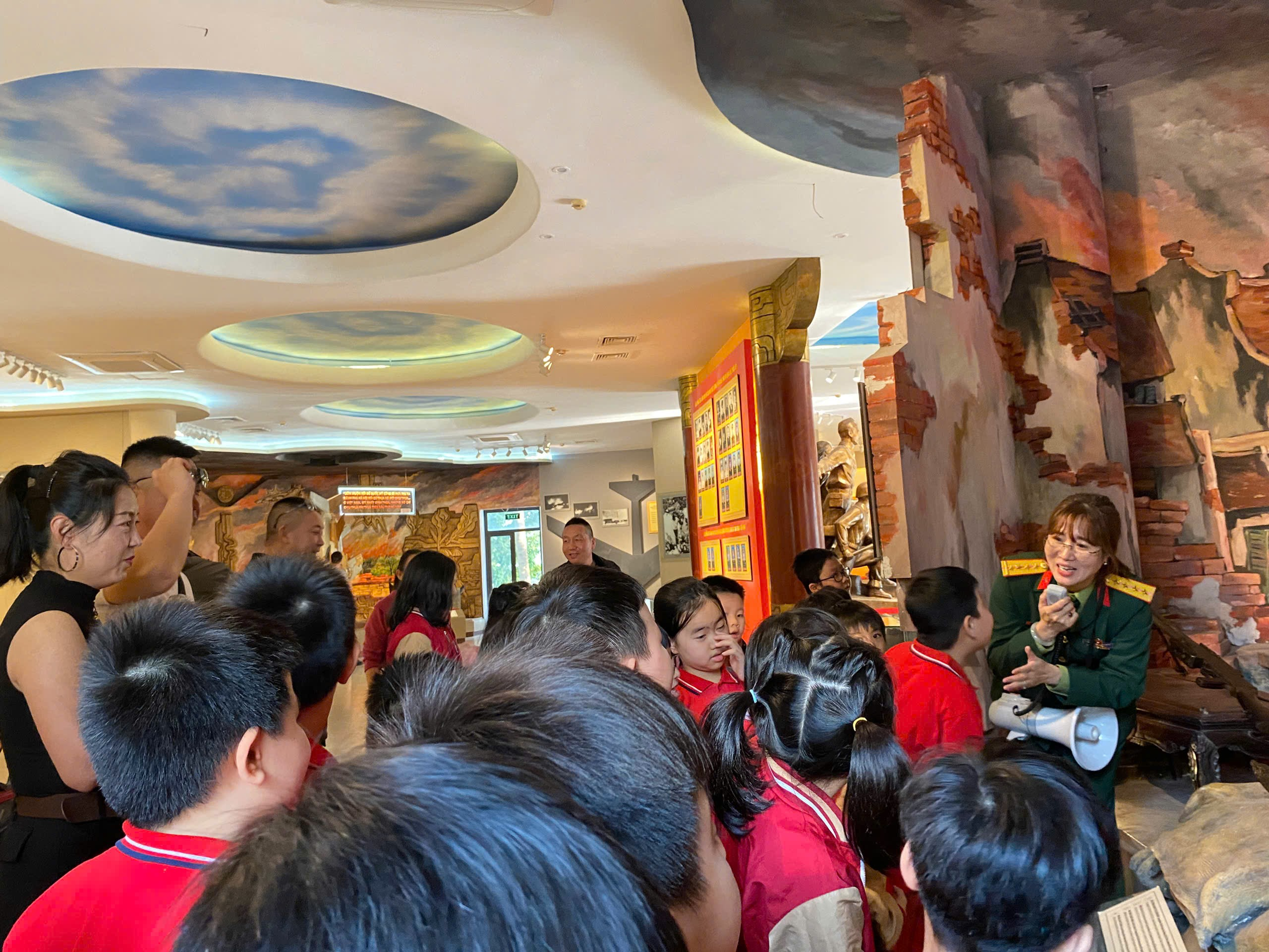 A group of people in a room

AI-generated content may be incorrect.